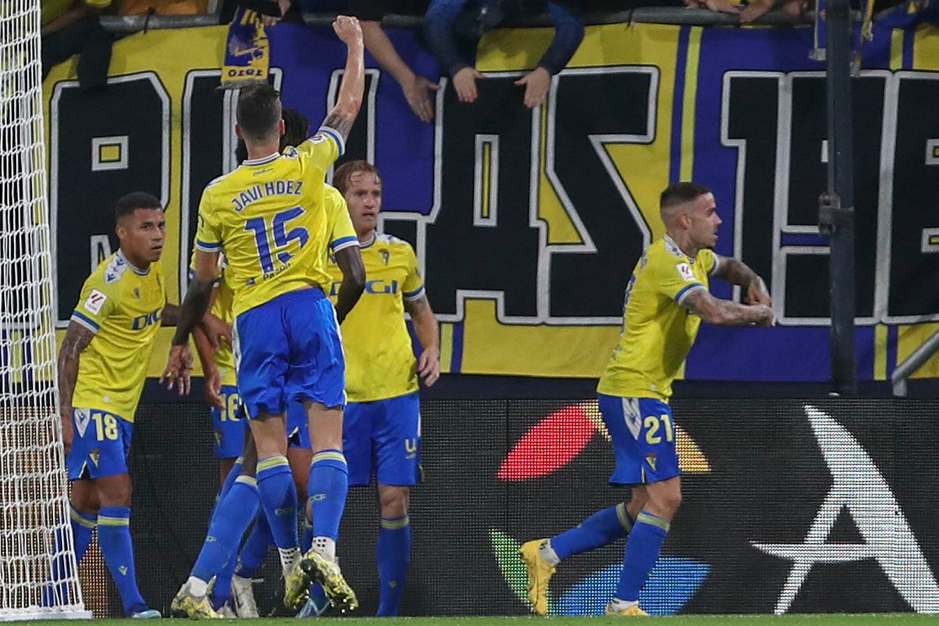 CÁDIZ, 10/12/2023.- Los jugadores cadistas celebran el primer gol de su equipo (anotado por Martí -d-) durante el partido de Liga que enfrenta al Cádiz CF y el Club Atlético Osasuna en el Estadio Nuevo Mirandilla. EFE/Román Ríos
