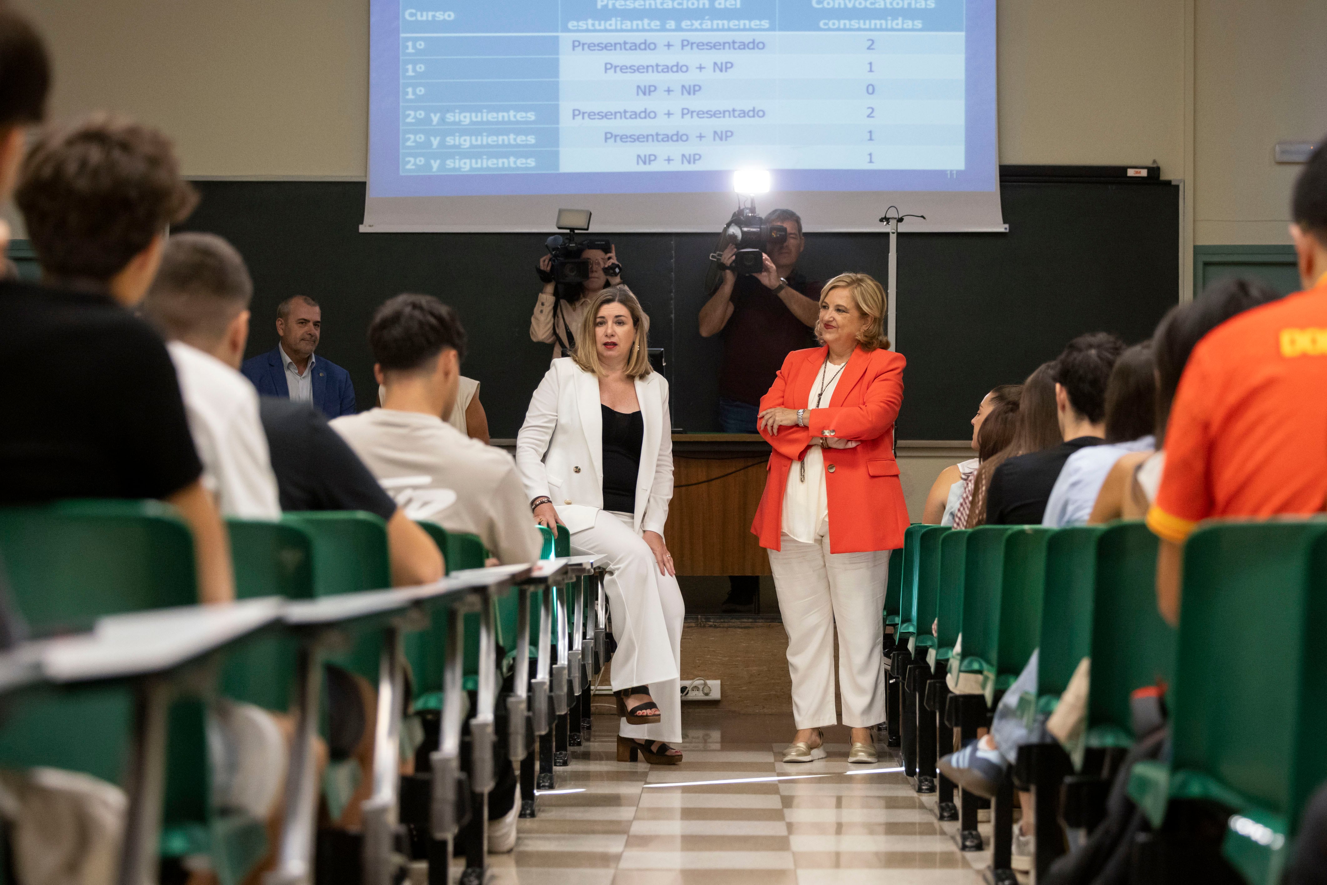 ZARAGOZA, 03/09/2025.- La consejera de Empleo, Ciencia y Universidades del Gobierno de Aragón, Claudia Pérez (i), y la rectora de la Universidad de Zaragoza, Rosa Bolea, dan la bienvenida a alumnos de la facultad de Economía y Empresas de la citada institución académica este miércoles, fecha en la que da comienzo el curso. EFE/ Toni Galán
