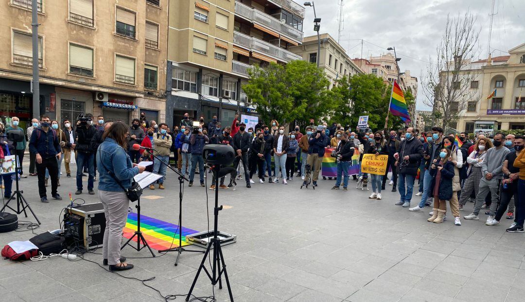 Concentración contra la homofobia en plaza de la Montañeta