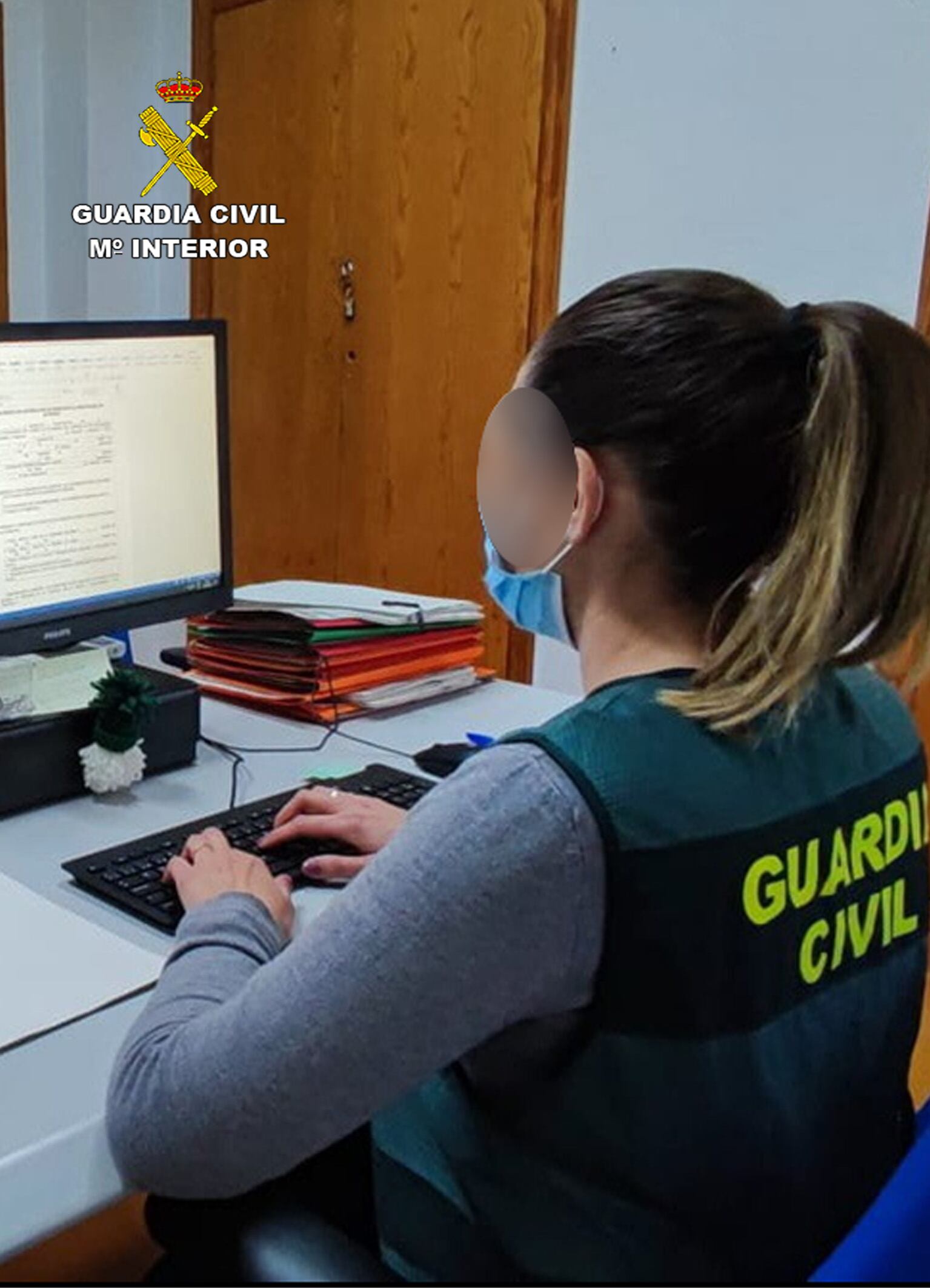 Una agente de la Guardia Civil en la investigación de la operación ‘Fake profile’