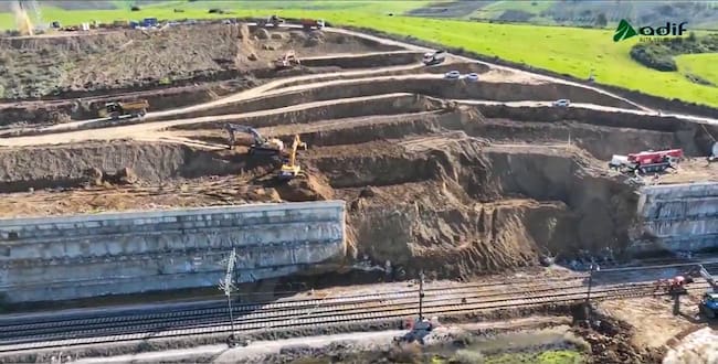 MADRID, 21/04/2026.- Captura del vídeo publicado por el ministro de Transportes, Óscar Puente, en su cuenta oficial de la red X que muestra el desarrollo de las obras en Álora para recuperar la línea Sevilla-Málaga de alta velocidad. EFE/Cuenta oficial de la red X de Oscar Puente -SÓLO USO EDITORIAL/SOLO USO PERMITIDO PARA ILUSTRAR LA NOTICIA QUE APARECE EN EL PIE DE FOTO (CRÉDITO OBLIGATORIO)-