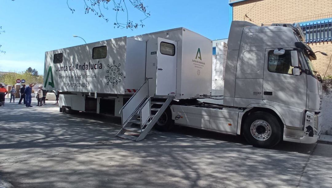 Unidad móvil de la Junta para realizar un cribado masivo en Porcuna.