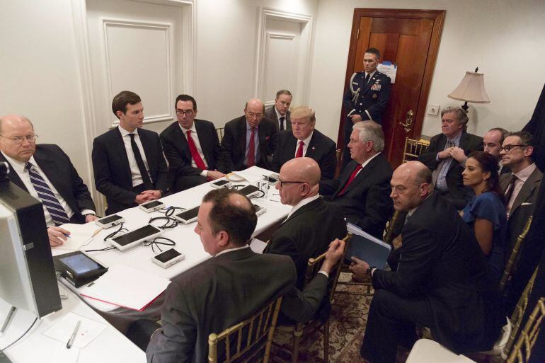  Fotografía facilitada por la Casa Blanca hoy, 7 de abril de 2017, que muestra al presidente estadounidense Donald Trump (c), durante una sesión informativa sobre los bombardeos en Siria, en su resort de Palm Beach, Florida, Estados Unidos, ayer, 6 de abr