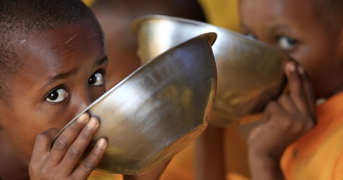 Dos refugiados somalíes beben agua en el campamento de Dadaab