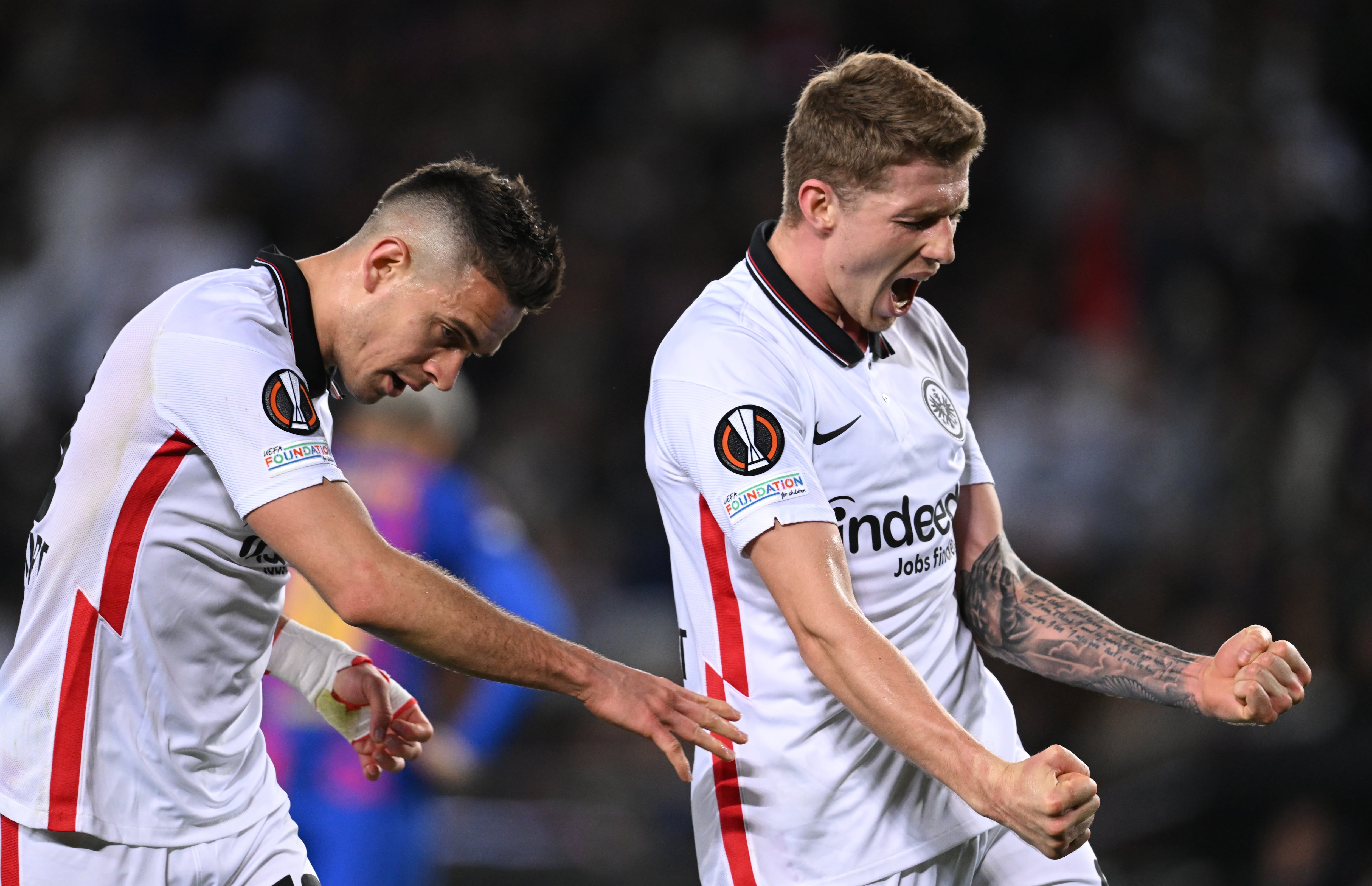 Rafael Santos Borré y Kristijan Jakic celebran el segundo gol del Eintracht.