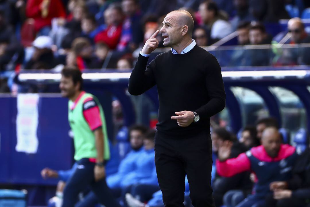 Paco López dirigiendo al equipo desde el banquillo durante un partido.