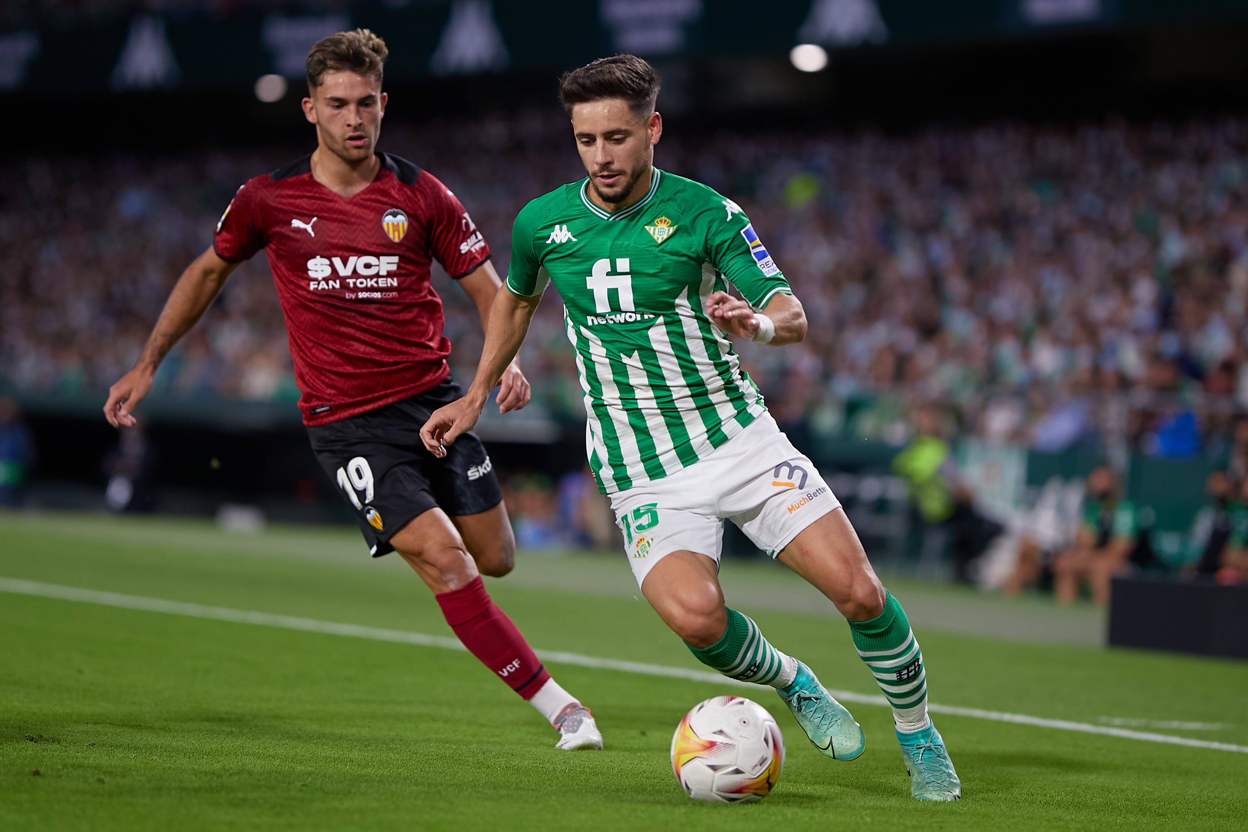 El Betis y el Valencia, finalistas de Copa del Rey, en un partido de Liga (Photo by Fran Santiago/Getty Images)