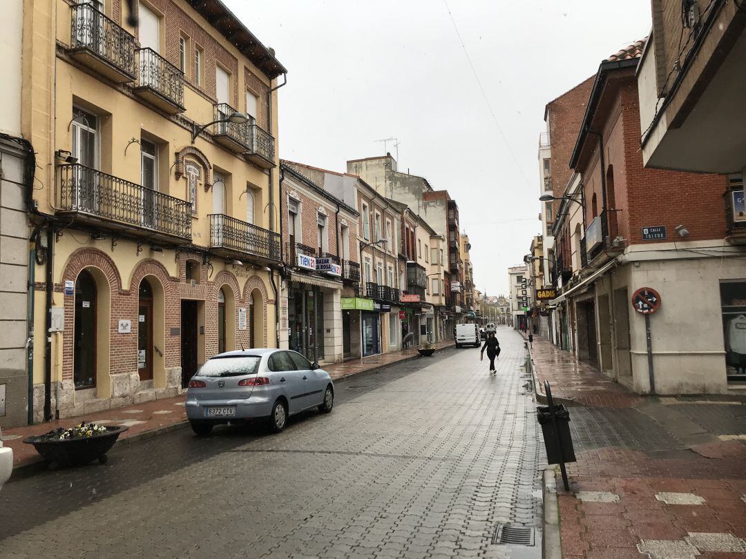 La calle Padilla, zona comercial de Medina, se presenta estos días vacía ante el cierre de establecimientos
