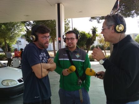 Salomón Hachuel entrevistando a testigos de loa incidentes vividos por la noche