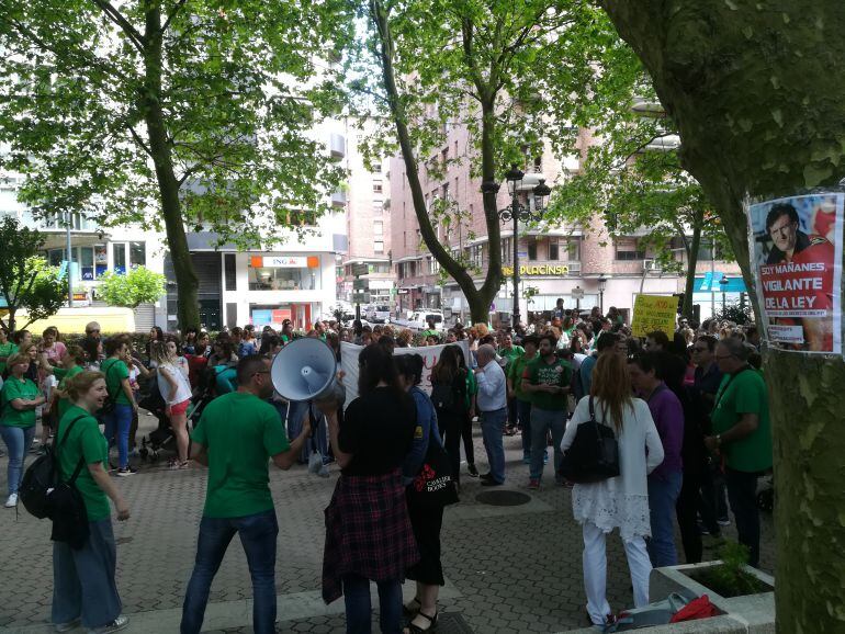 Concentración de maestros a las puertas de la Consejería de Educación