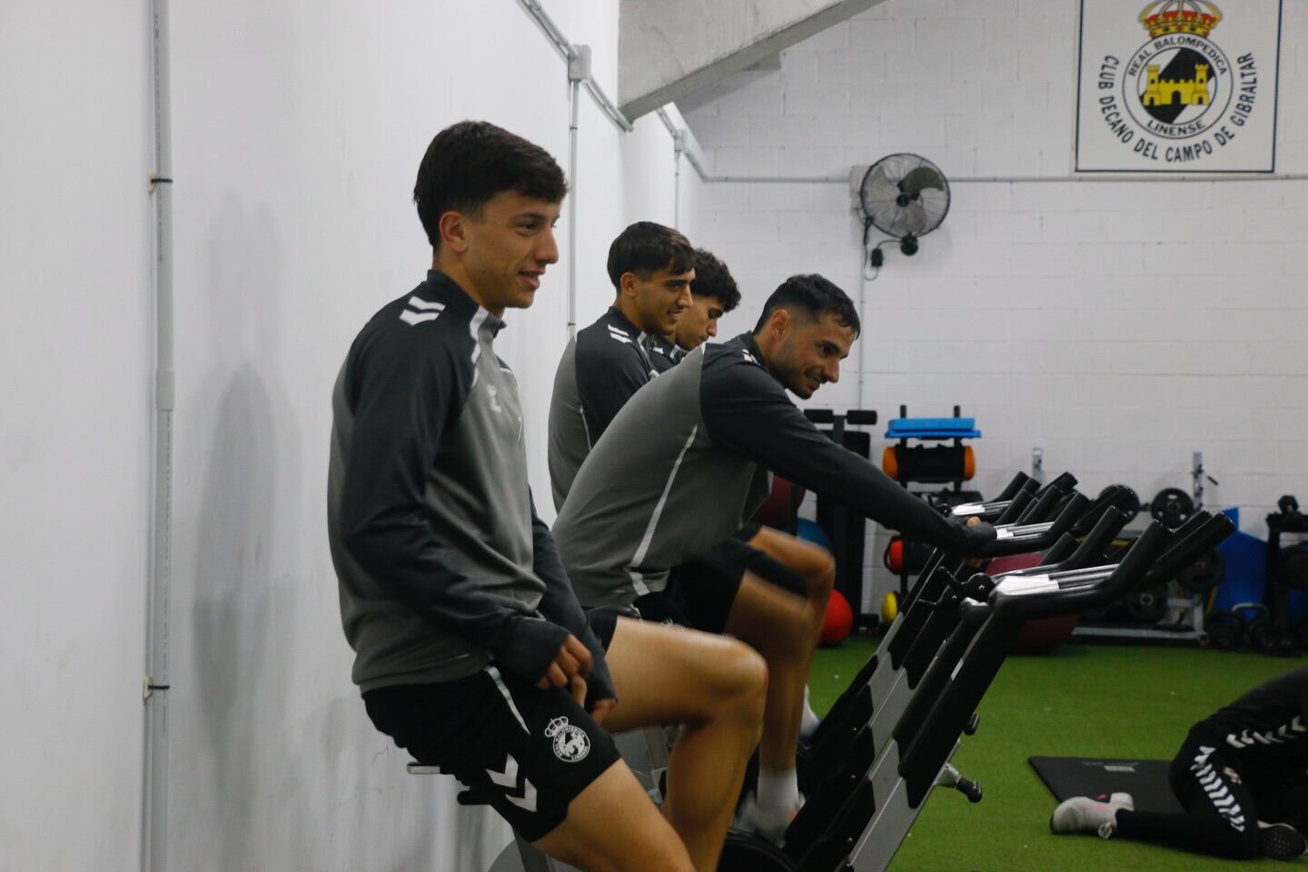 Jugadores de la Balona en bicicleta