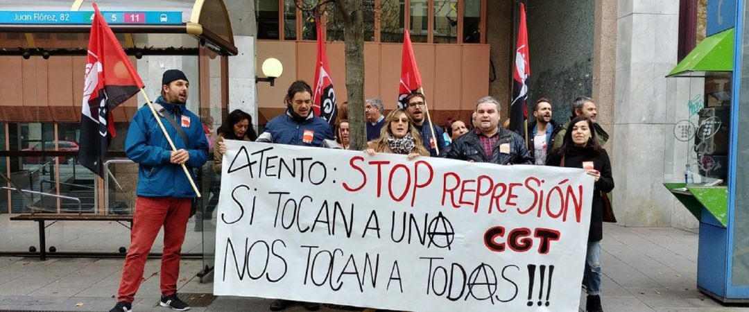 Concentración delante de Atento en A Coruña