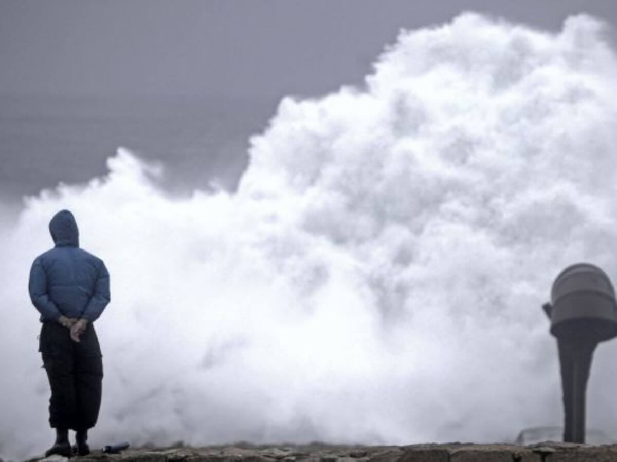 El temporal en el mar causa importantes daños en el paseo