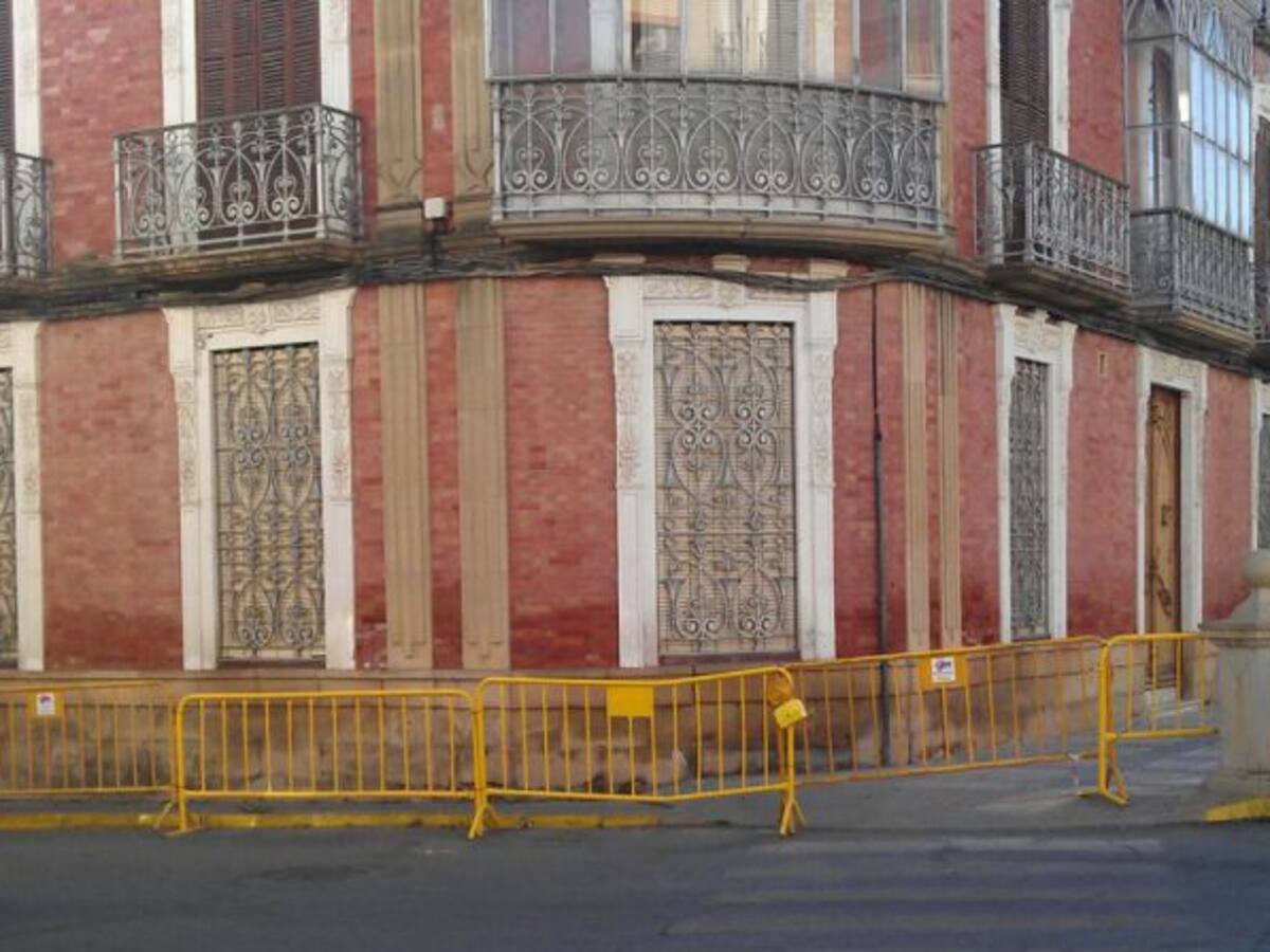Preocupación en Porcuna por el mal estado y el riesgo de desprendimientos de elementos de la fachada de la casa modernista