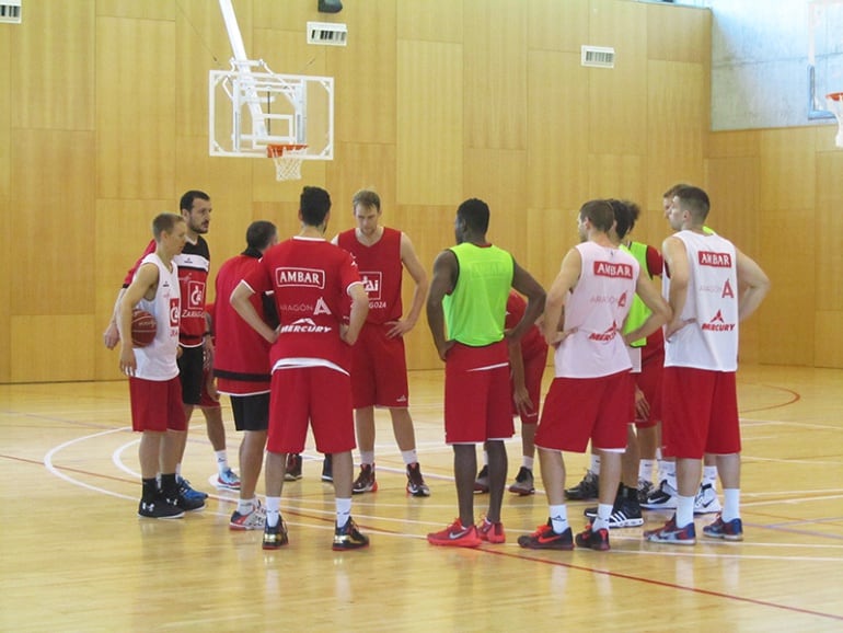 Los jugadores del CAI Zaragoza junto con los entrenadores Ruiz Lorente y Cargol en la primera sesión de trabajo en Viella