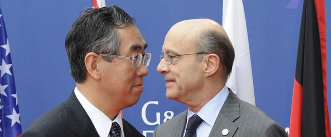 El ministro de Exteriores francés, Alain Juppé, y su homólogo japonés Takeaki Matsumoto en la reunión del G-8