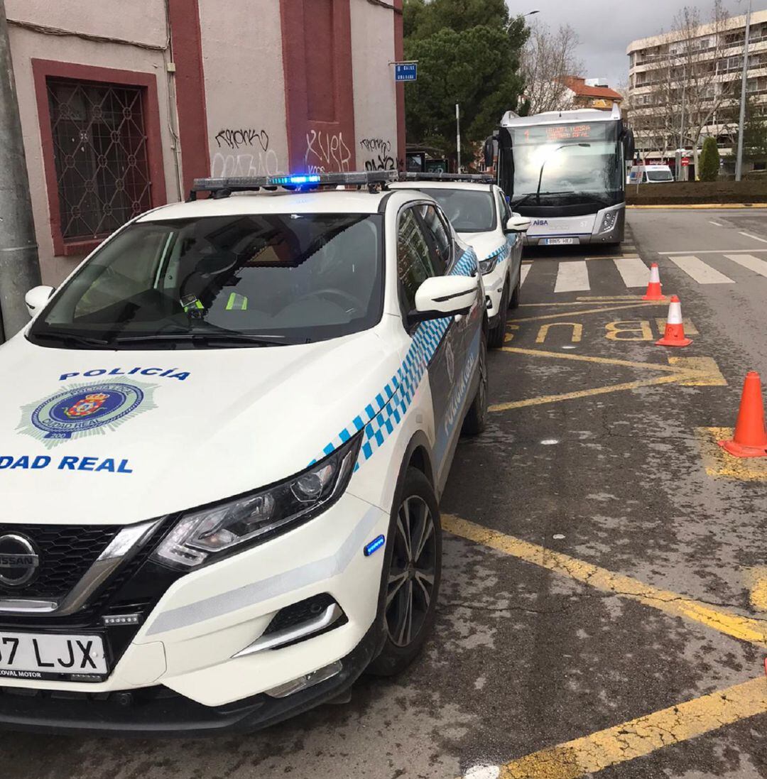 Agentes de Policía Local de Ciudad Real practicando controles de movilidad en vehículos de transporte interurbano