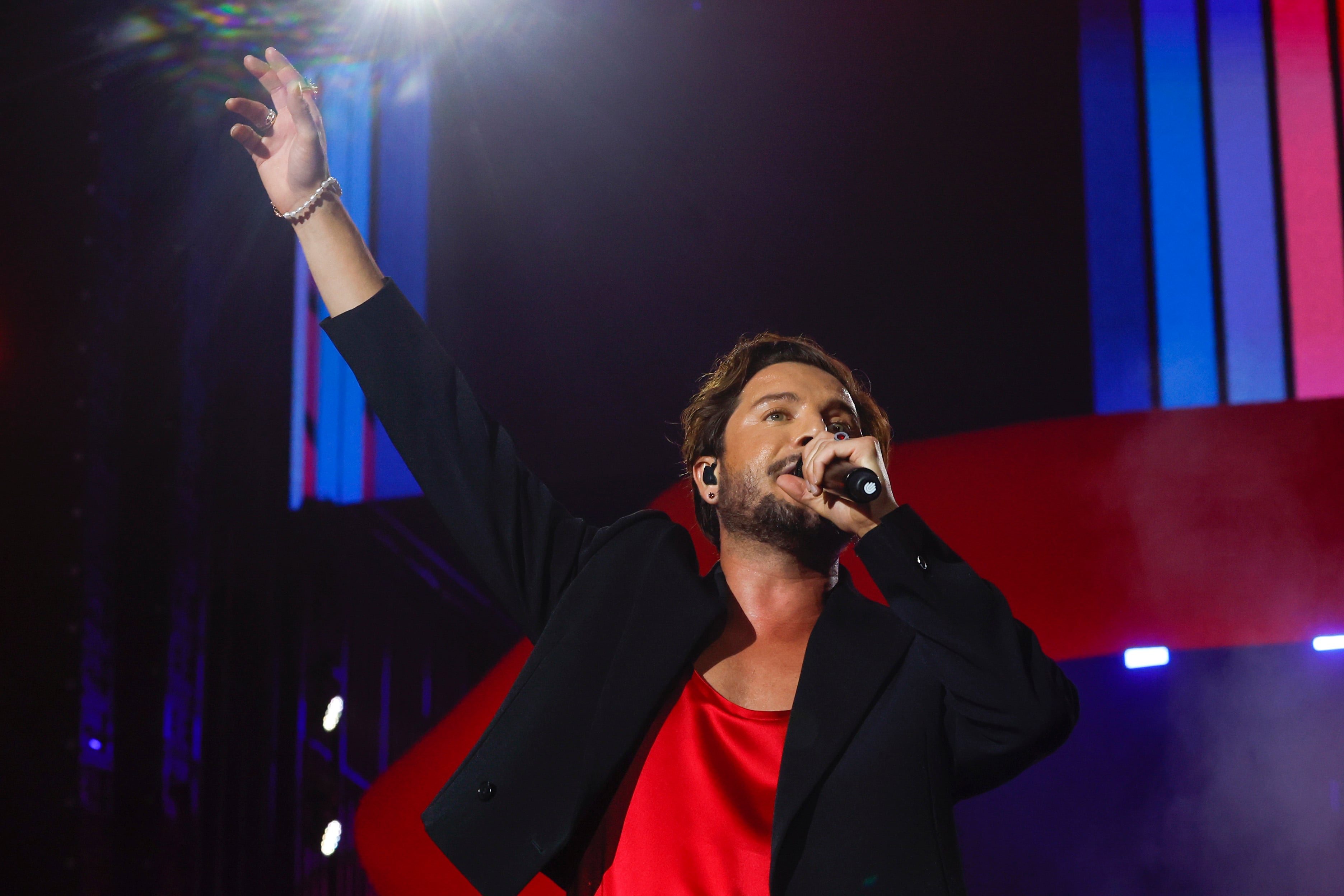 El cantante Manuel Carrasco durante un concierto en el estadio Santiago Bernabéu, en Madrid. EFE/Juanjo Martín