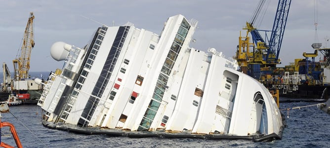 Vista de las operaciones de rescate del crucero Costa Concordia en la Isla del Giglio, Italia