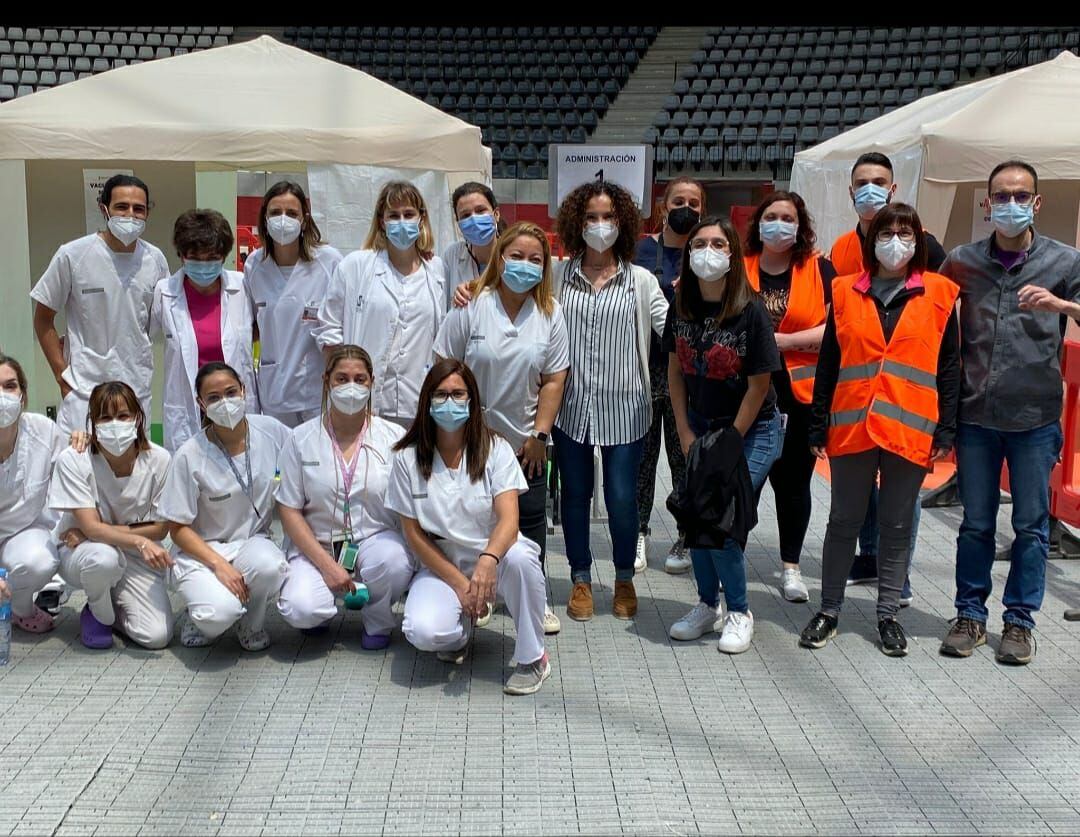 Equipo de vacunación en la Plaza de toros de Villena