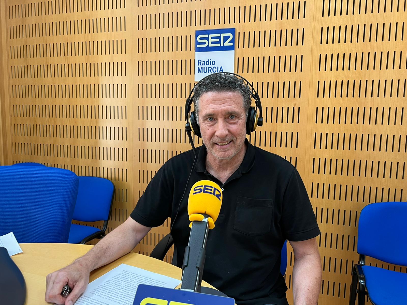 Xavi Julià en los estudios de Radio Murcia Cadena SER