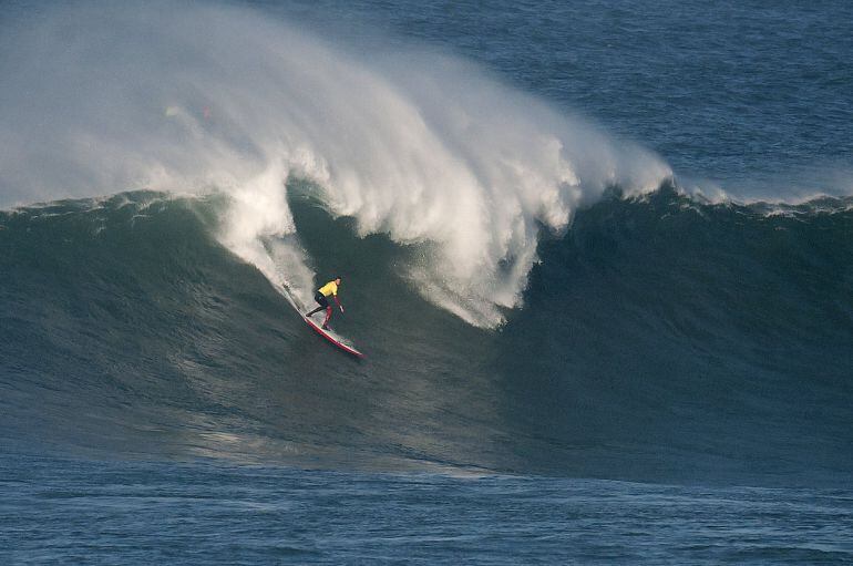 Un surfista coge una ola en la competición La Vaca Gigante que se ha celebrado en la playa del Bocal en Santander