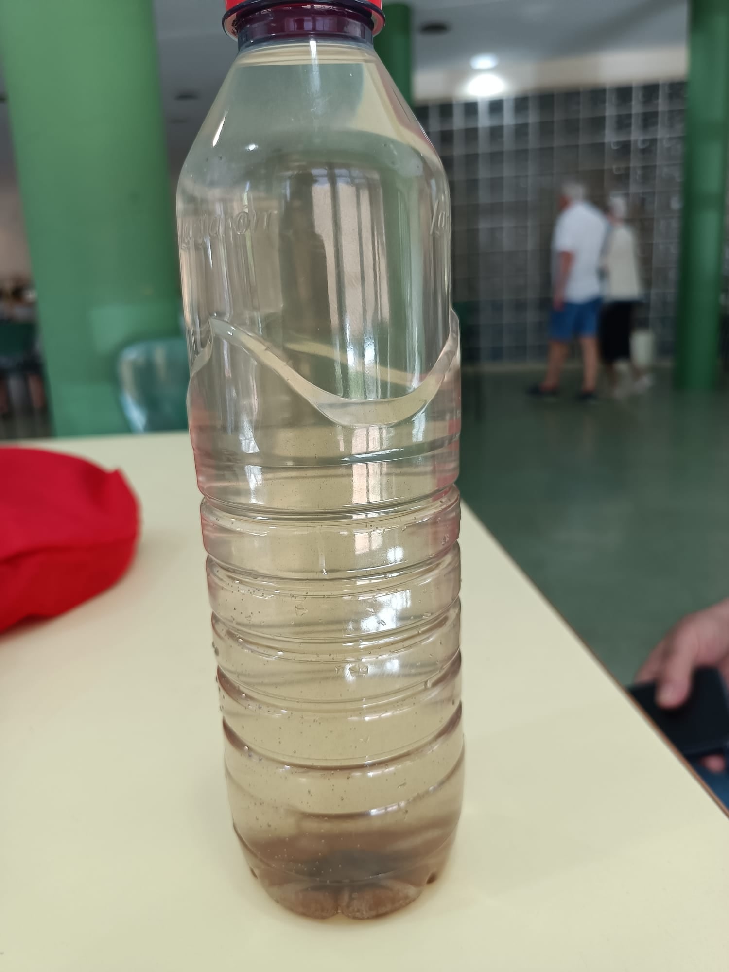 Imagen del agua recogida en los grifos de la residencia Parque de los Frailes de Leganés.