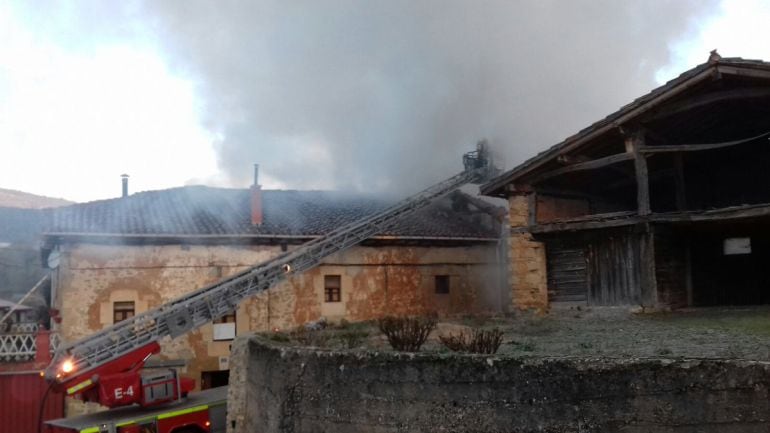 Caserío incendiado en Bóveda