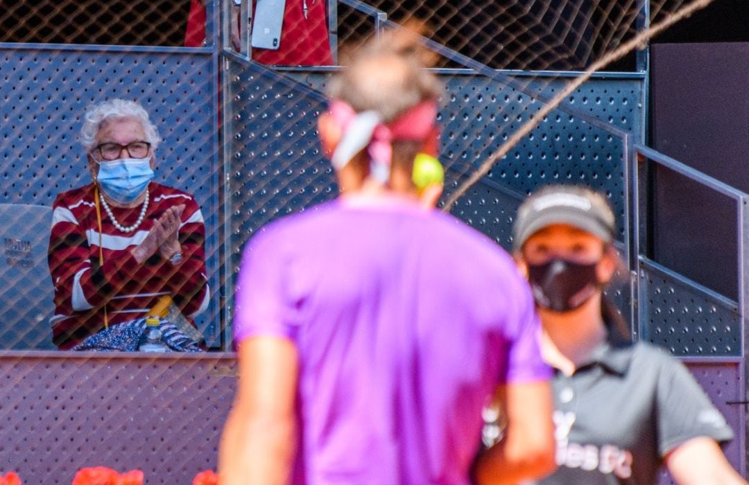 Manuela Navarro Esteban animando a Rafa Nadal desde la grada de la pista Manolo Santana