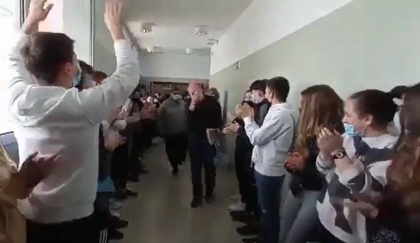 Ovación al profesor Koldo Ansa en el Instituto Alaitz de Barañain (Navarra).