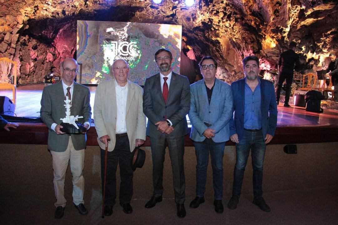 El presidente del Cabildo de Lanzarote, Pedro San Ginés, junto a familiares de César Manrique tras la gala.