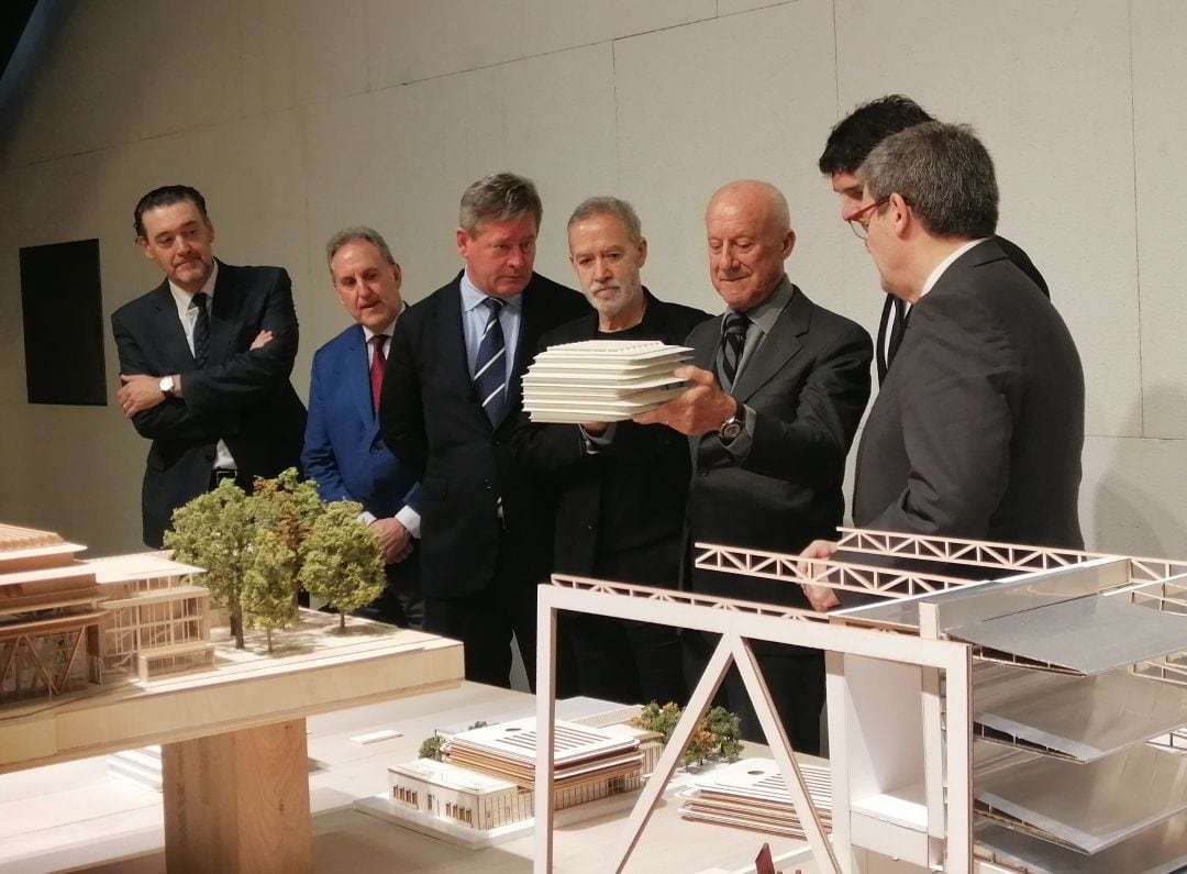 Norman Foster enseña la maqueta de ampliación del Bellas Artes de Bilbao