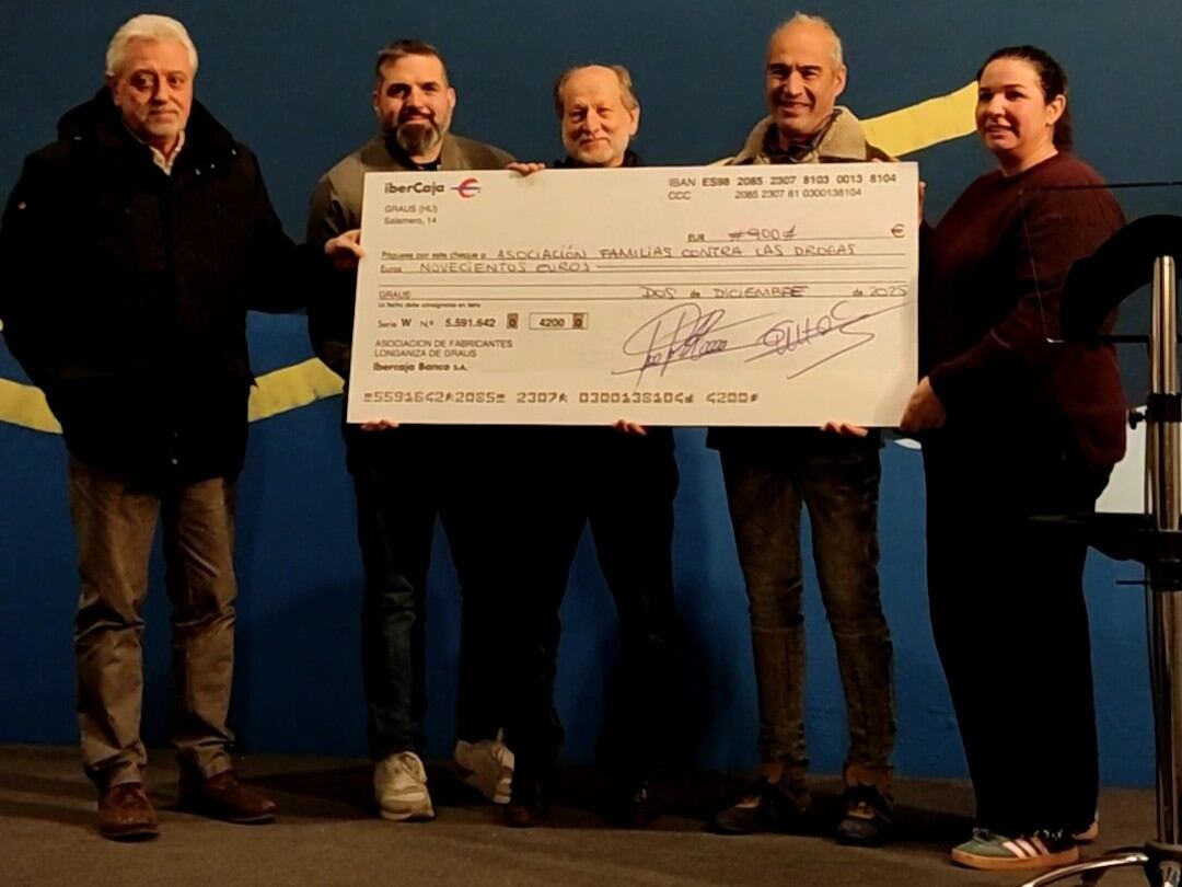José Luis Romeo, Oscar Saura, Fidel Corcuera Mariano Ciutad y Judith Balaguer en la entrega del cheque solidario