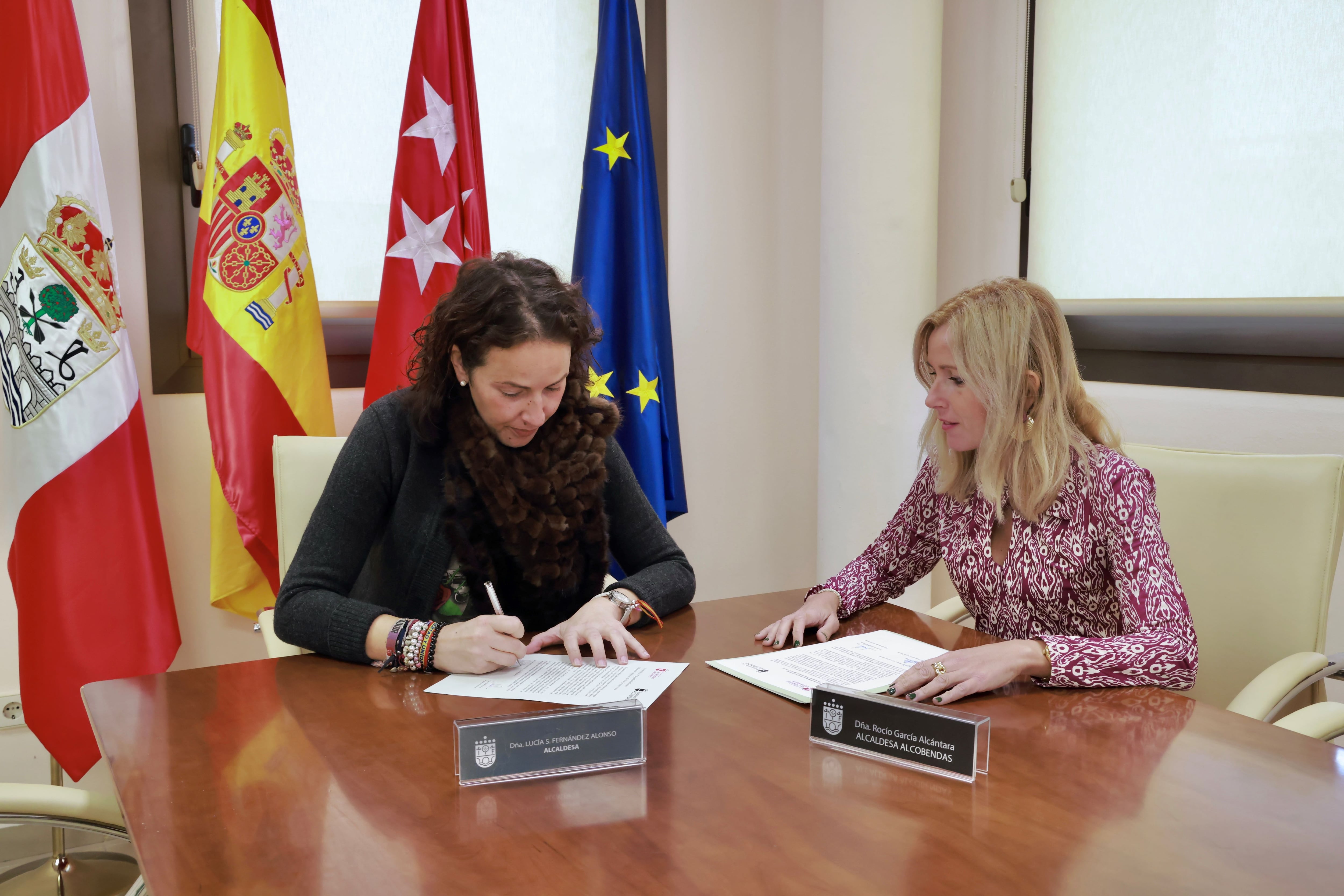 Las alcaldesas de Alcobendas y San Sebastián de los Reyes, Rocío García y Lucía Fernández en una reunión para tratar asuntos que afectan a ambos municipios