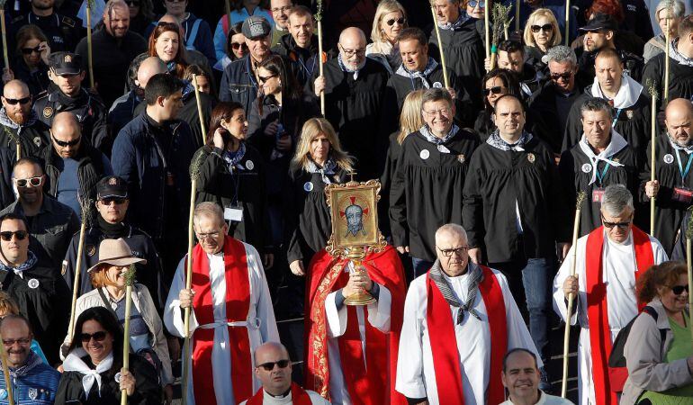 El Presidente de la Generalitat Valenciana,Ximo Puig, junto a la alcaldesa en funciones, Eva Montesinos, tras la imagen de la peregrina camino del Caserío de la Santa Faz 