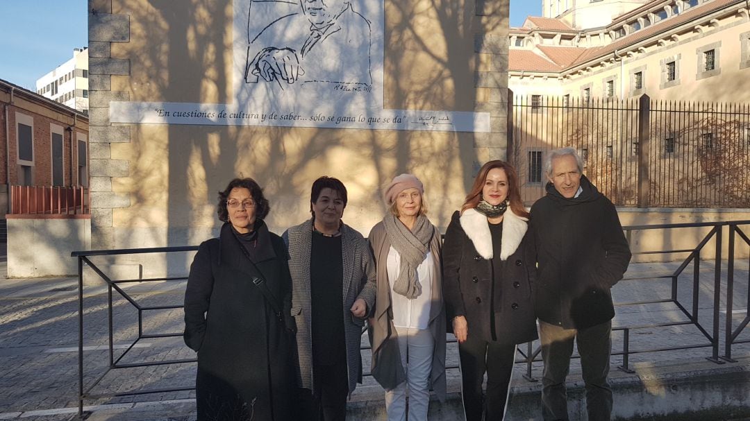 Silvia Clemente junto a la alcaldesa de Segovia, Clara Luquero, la artista Patricia Azkárate, la concejala de cultura Marifé Santiago y José María Parreño junto al esgrafiado de Antonio Machado. 