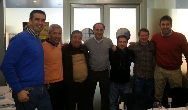 De izquierda a derecha, Manolo Aguilar, Pablo Blanco, Antonio Sánchez, propietario del restaurante El Pesquero, Santi Ortega, Fran Ronquillo, José Antonio Espina y Florencio Ordóñez