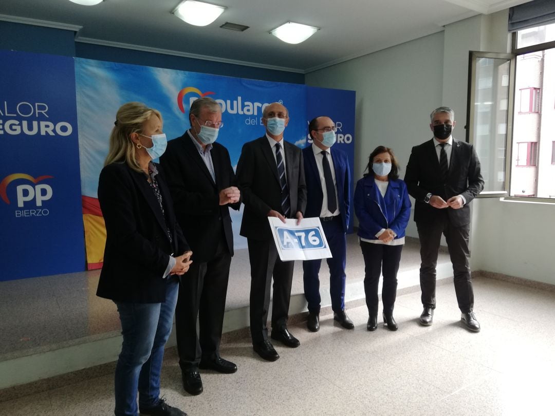 Parlamentario nacionales del PP en León y Ourense junto al portavoz del PP en el Ayuntamiento de Ponferrada, Marco Morala