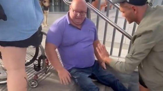 Carlos Correa, campeón paralímpico de España, arrastrándose por las escaleras de la estación de Rodalies de Sant Vicenç de Calders (Barcelona)