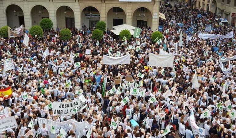 Protesta de la enseñanza concertada en la plaza del Ayuntamiento de Alicante