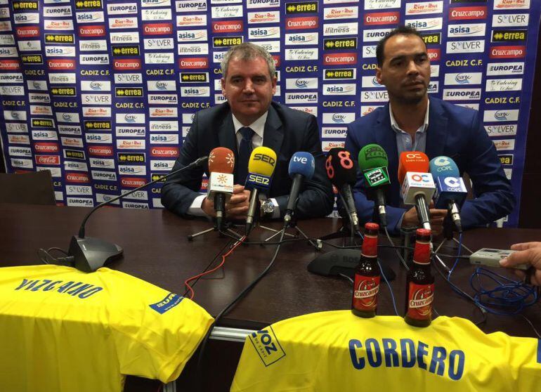 Vizcaíno y Cordero hablan ante los medios