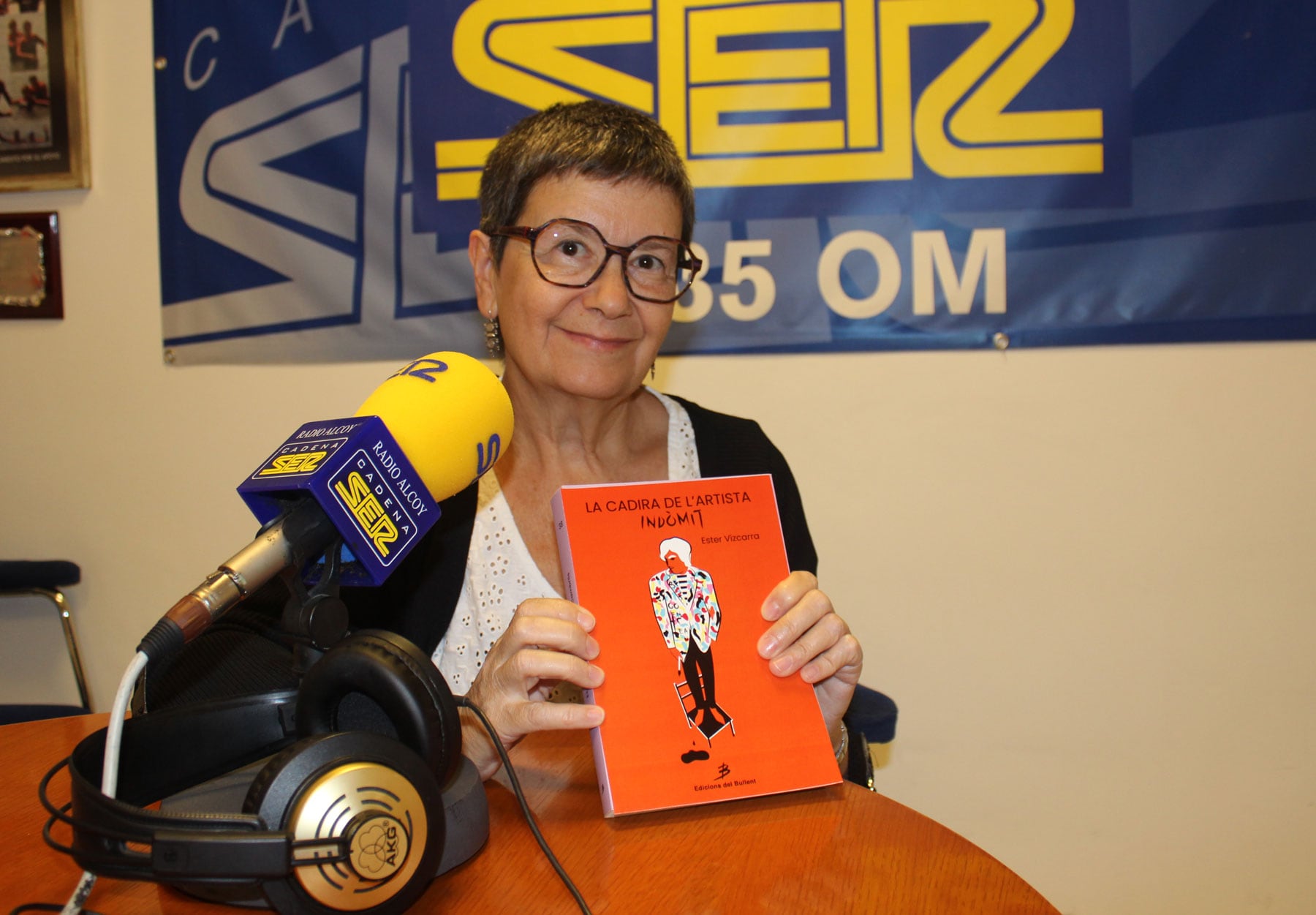 Ester Vizcarra, en l&#039;estudi de Radio Alcoy, amb un exemplar del llibre