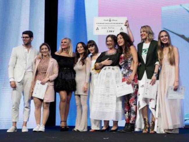 El momento de la entrega del premio a la ganadora