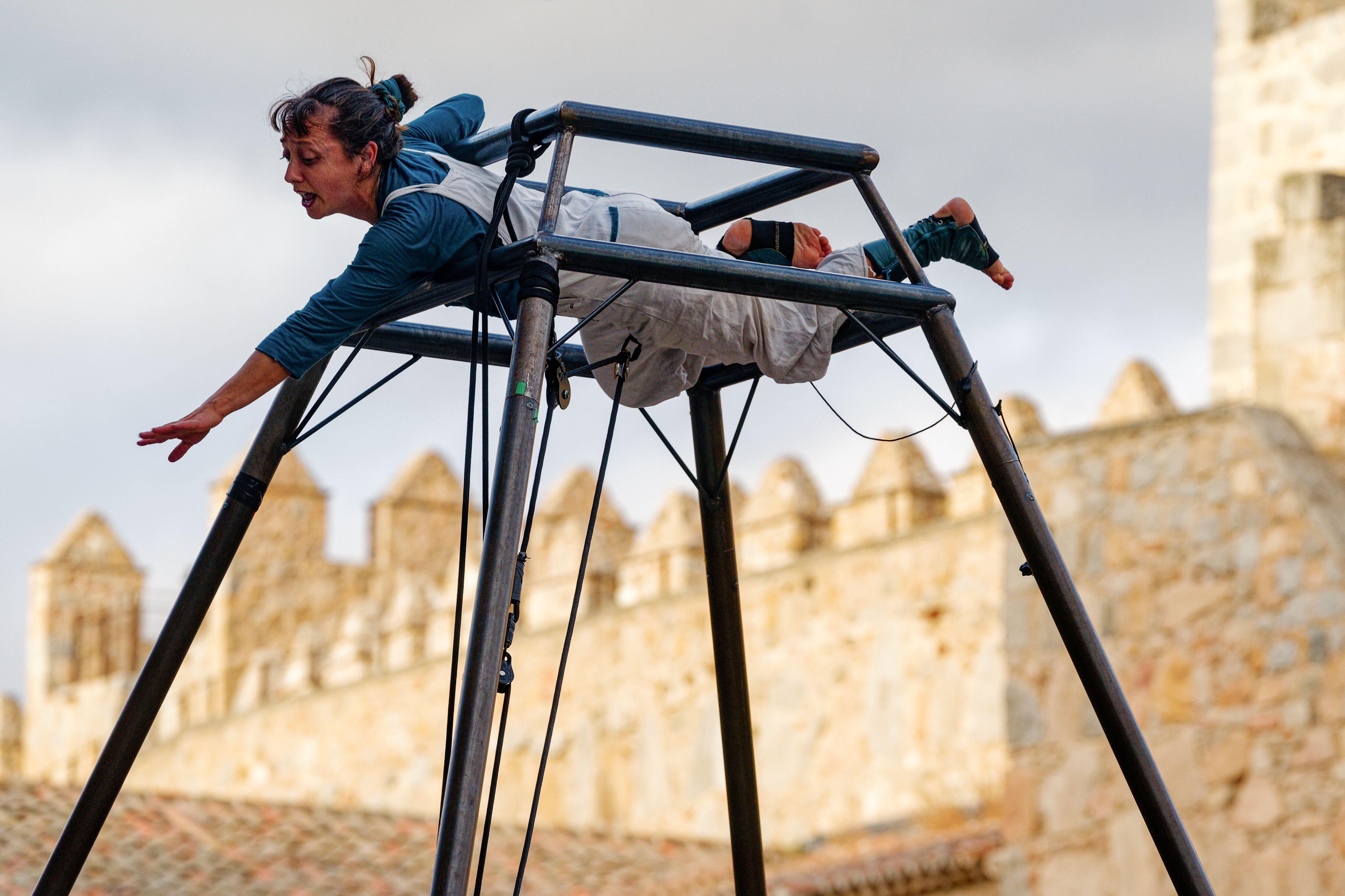 Estreno en España del espectáculo "99cm" de la artista brasileña asentada en Bélgica, Iara Gueller, dentro del XIII Festival Internacional de Circo de Castilla y León 'Cir&Co'.