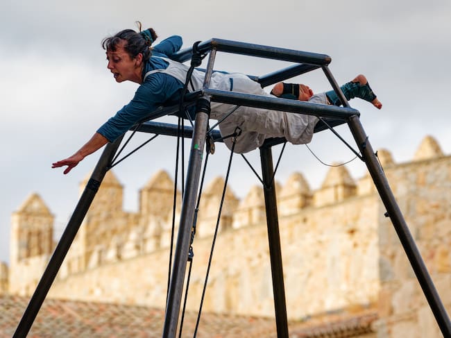 Estreno en España del espectáculo "99cm" de la artista brasileña asentada en Bélgica, Iara Gueller, dentro del XIII Festival Internacional de Circo de Castilla y León 'Cir&Co'.