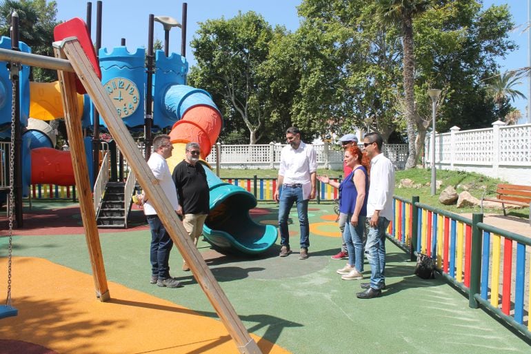 La alcaldesa de Salobreña, Maria Eugenia Rufino, visita las obras del parque infantil de la Fuente