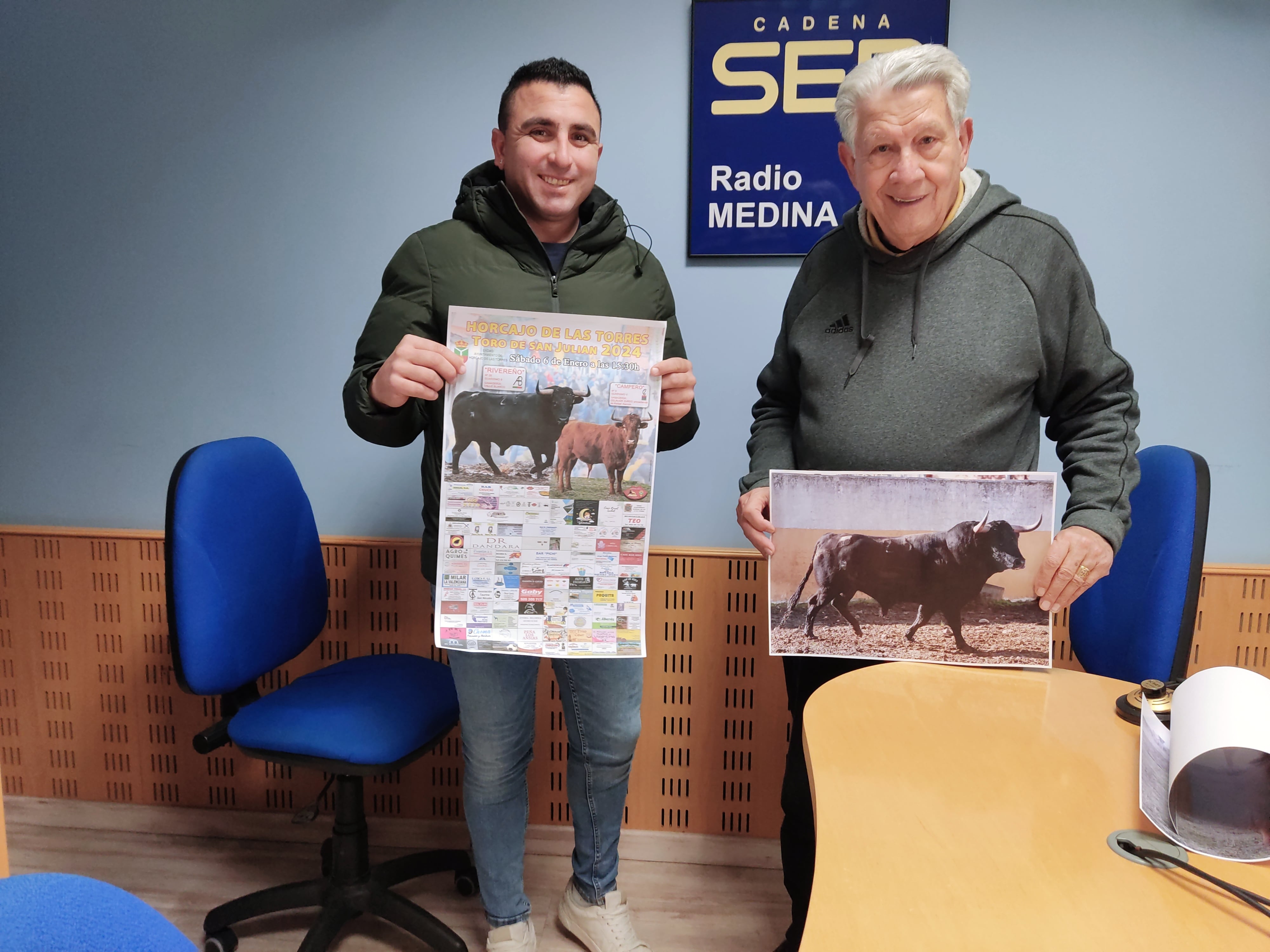 Raúl García &quot;Bulla&quot; y Domingo Nieto con el cartel del Toro de San Julián 2024