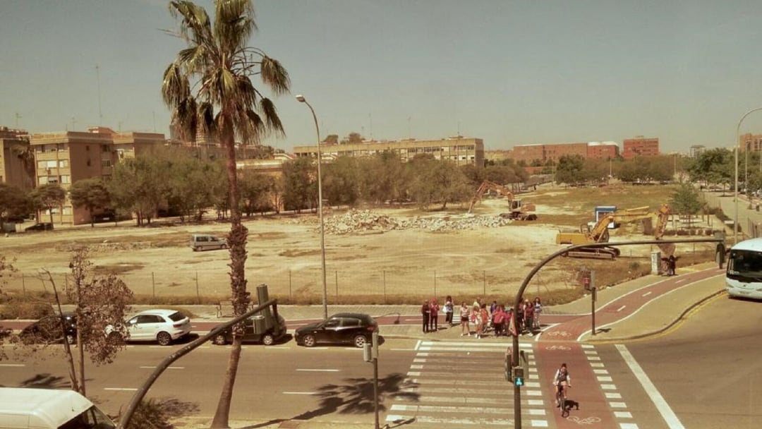 Obras en el solar de la confluencia de la calle Luis Peixó con la avenida de Tarongers