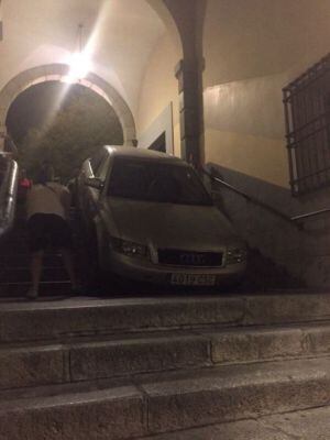 El coche visto desde la estatua de Miguel de Cevantes en Toledo