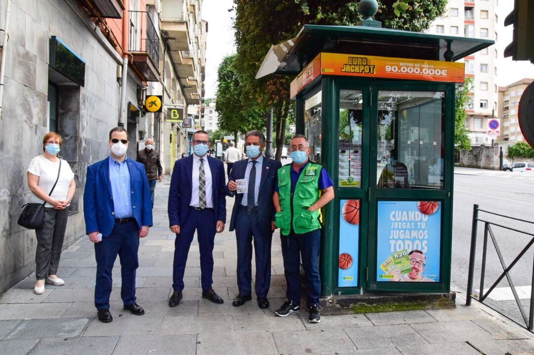 El presidente de Cantabria comprando el cupón de la ONCE el primer día de la vuelta de los vendedores.